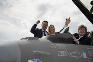 Milei se subió a un F-16 en Córdoba, junto a su hermana y a Petri; horas después dijo que negocia con Londres para levantar un veto a la venta de armas a Argentina