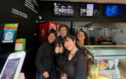 Milei visitó el local de empanadas que resguardó a un youtuber libertario tras la votación del veto en el Congreso