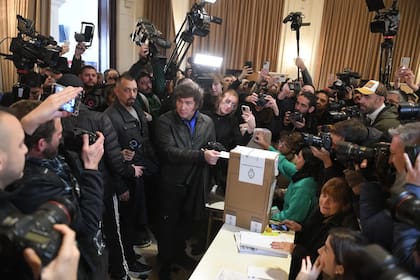 Milei votando en Buenos Aires el domingo. “Este resultado va a ser sorpresivo para él también”, dijo un consultor político