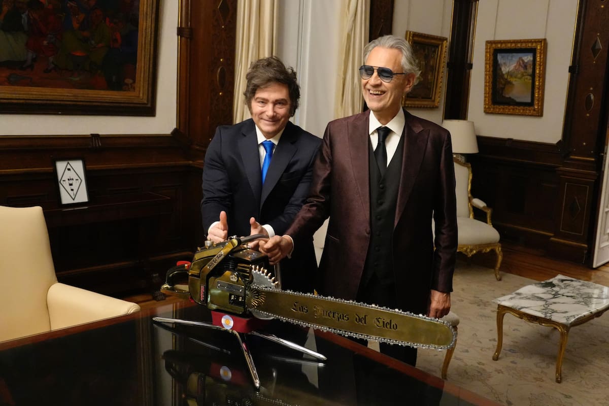 Milei y Bocelli junto a la icónica motosierra del Presidente