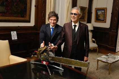 Milei y Bocelli junto a la icónica motosierra del Presidente