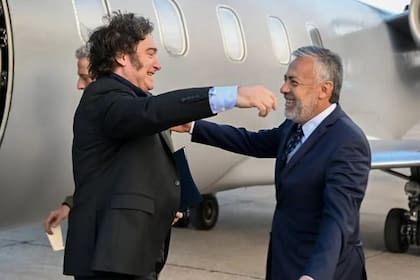 Milei y Cornejo firmaron el pacto electoral en Mendoza para las legislativas del 26 de octubre, bajo el sello de LLA