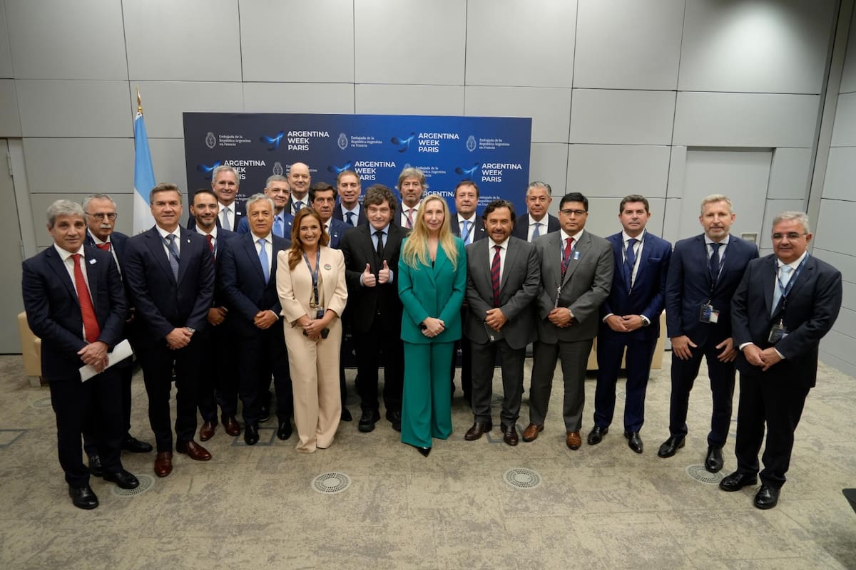 Milei y la secretaria general de la presidencia, Karina Milei con los gobernadores en París