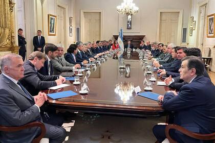 Milei y los gobernadores, durante una reunión en la Casa Rosada