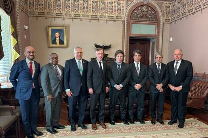 Milei y su comitiva, en la Casa Blanca, con los funcionarios norteamericanos Juan González y Jake Sullivan, además del embajador Stanley