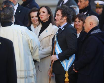 Milei y su Gabinete cuando iban al Tedeum