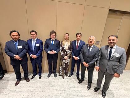Milei y su hermana Karina Milei junto a los gobernadores Sáenz (Salta), Orrego (San Juan), Sadir (Jujuy), Cornejo (Mendoza) y Valdés (Corrientes), en el Argentina Week en Nueva York