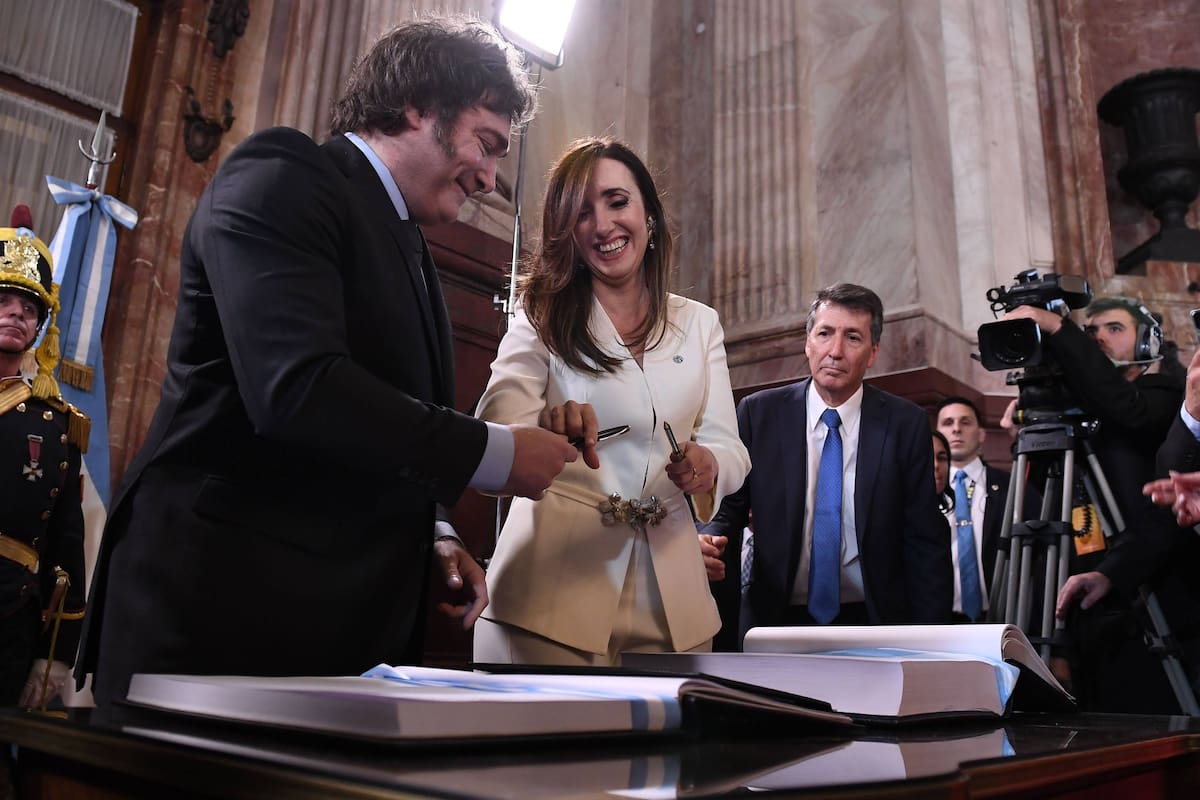 Milei y Villarruel firman el Libro de Honor en el Congreso