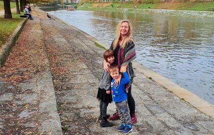 Milena junto a sus hijos en un paseo por Ljubljana, capital de Eslovenia.