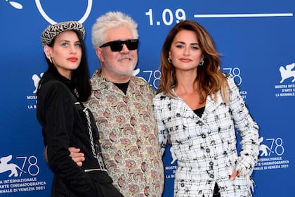 Milena Smit, el director Pedro Almodóvar y Penélope Cruz posan durante el photocall de la película Madres paralelas en la jornada inaugural del 78o Festival de Cine de Venecia