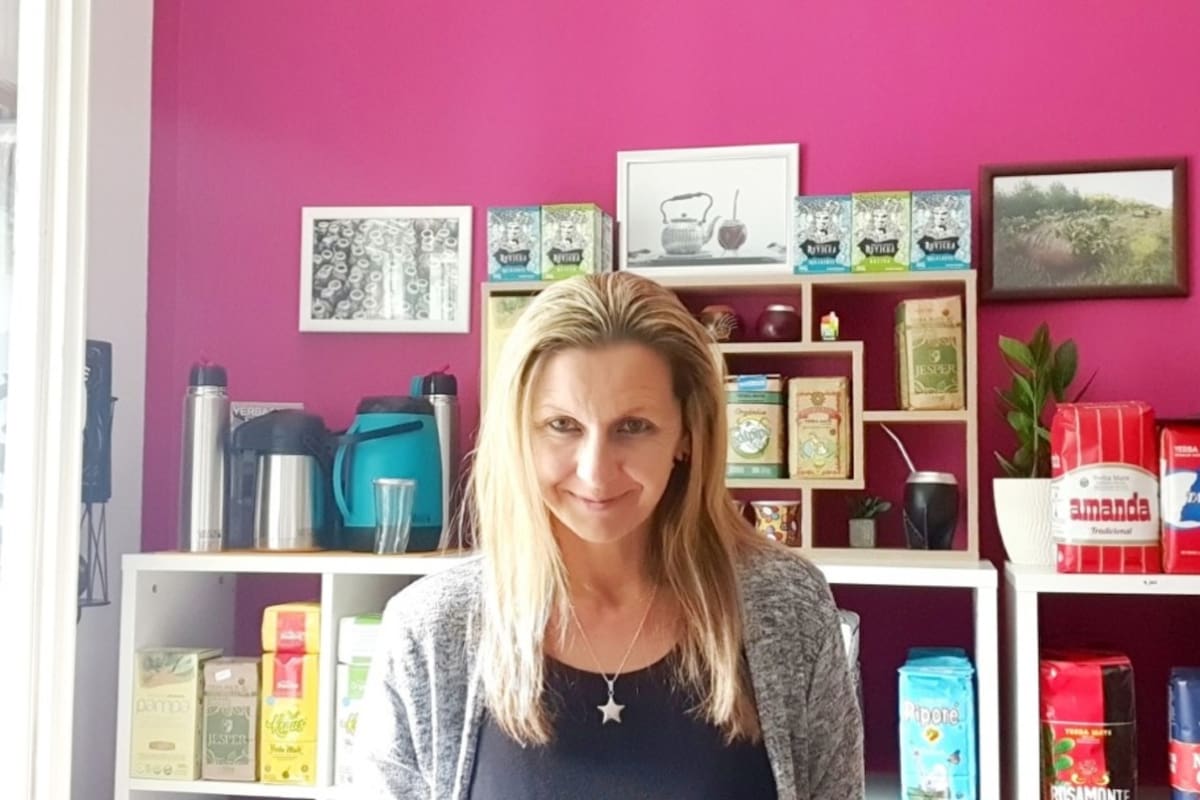 Milena, sonríe, Tomá Mate Slovenija, uno de sus exitosos emprendimientos en Eslovenia.