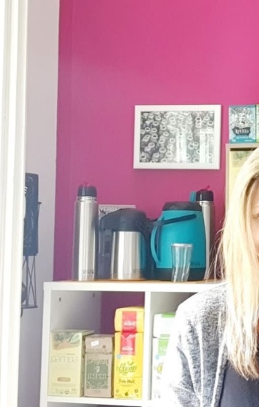 Milena, sonríe, Tomá Mate Slovenija, uno de sus exitosos emprendimientos en Eslovenia.