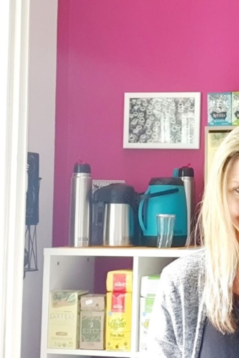 Milena, sonríe, Tomá Mate Slovenija, uno de sus exitosos emprendimientos en Eslovenia.