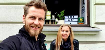 Milena y su hermano, con quien comparte el local de comidas argentinas y asiáticas.