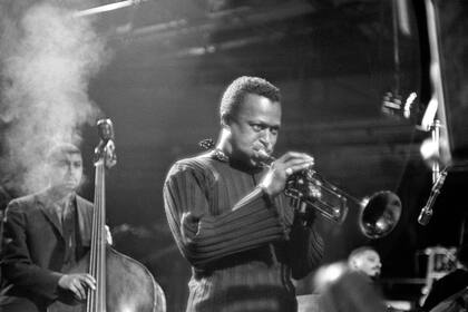 Miles Davis revolucionó el jazz en 1959 con Kind of Blue; en las décadas siguientes lo volvería hacer al mixturar el jazz con el rock