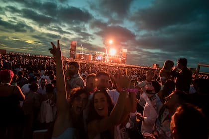 Miles bailaron hasta bien entrada la mañana en la fiesta de Jet, en CasaMar