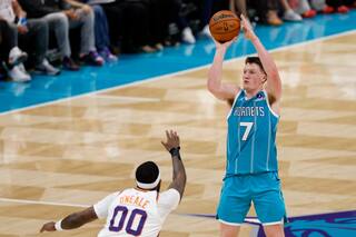 Miles Bridges anota 25 puntos y Kon Knueppel fija récord de triples de Hornets en paliza sobre Suns
