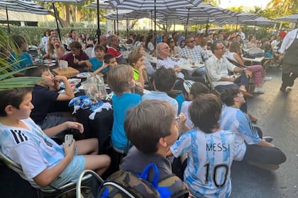 Miles de argentinos en Miami siguieron minuto a minuto su selección de fútbol en Qatar 2022 (Foto Instagram @themilanezza)