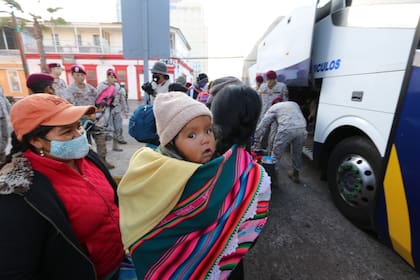 Miles de bolivianos debieron retornar desde los países fronterizos, después de perder sus empleos principalmente en la agricultura. Crédito: La Estrella de Iquique