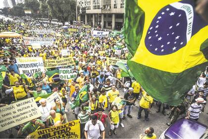 Miles de brasileños tomaron en marzo las calles de Rio de Janeiro para protestar contra la corrupción que presuntamente involucra a ejecutivos de Petrobras y de empresas de construcción, además de dirigentes políticos.