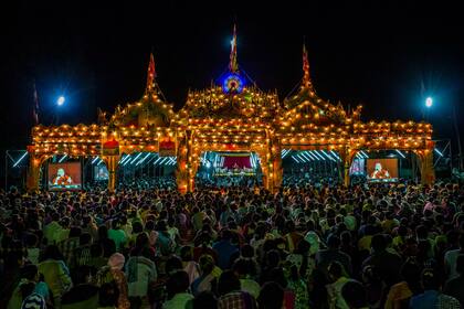 Miles de budistas escuchaban a Sitagu Sayadaw, uno de los líderes budistas más venerados de Birmania, también conocido por su nombre monástico Ashin Nyanissara, en Paleik, Birmania, en noviembre de 2017