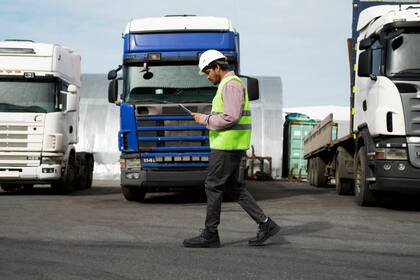 Miles de camioneros con licencias comerciales no domiciliadas podrían perder sus empleos tras las nuevas medidas del USPS (ARCHIVO)