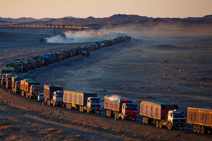 Miles de camiones pesados cargados de carbón se alinean en colas de hasta 130 kilómetros de la frontera entre Mongolia y China, en el desierto de Gobi