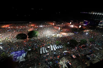 Miles de cariocas y turistas asisten a un concierto nocturno en Copacabana (Archivo)