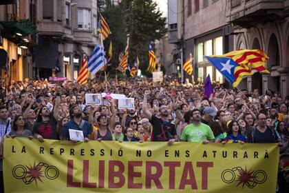 Miles de catalanes marcharon ayer en la ciudad de Sabadell por la liberación de los líderes separatista