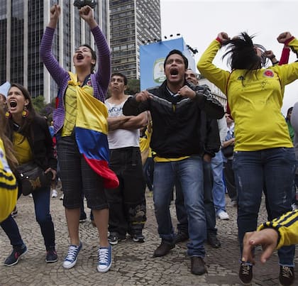 Los colombianos siguen fielmente a su selección