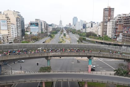 Miles de ciclistas volverán a pedalear por autopistas porteñas completamente cerradas al tránsito en la tercera edición del Gran Fondo Argentina, con recorridos de 124 y 60 kilómetros