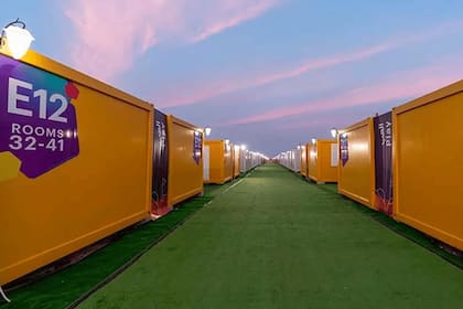 Miles de containers prestan servicios de hotelería en campos abiertos en Qatar