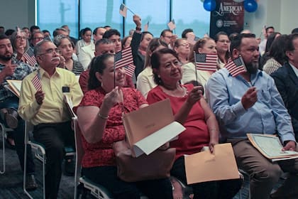 Miles de cónyuges e hijos no ciudadanos podrán solicitar un parole y obtener la residencia legal permanente sin tener que salir de Estados Unidos
