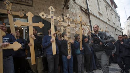 Miles de cristianos llegaron a Jerusalén para el vía crucis del Viernes Santo que estuvo fuertemente custodiado.