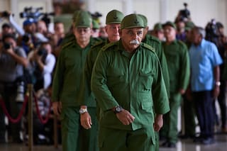 Miles de cubanos rinden tributo a fallecido comandante revolucionario Ramiro Valdés