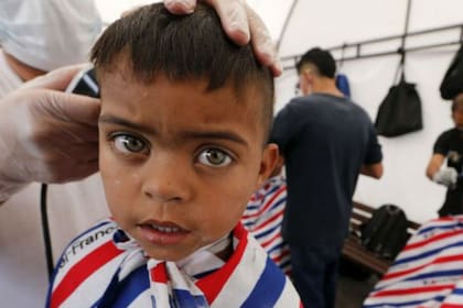 Miles de familias venezolanas han inmigrado a Colombia en los últimos años. En esta imagen, inmigrantes venezolanos se cortan el pelo a su llegada a la estación de autobuses de Bogotá