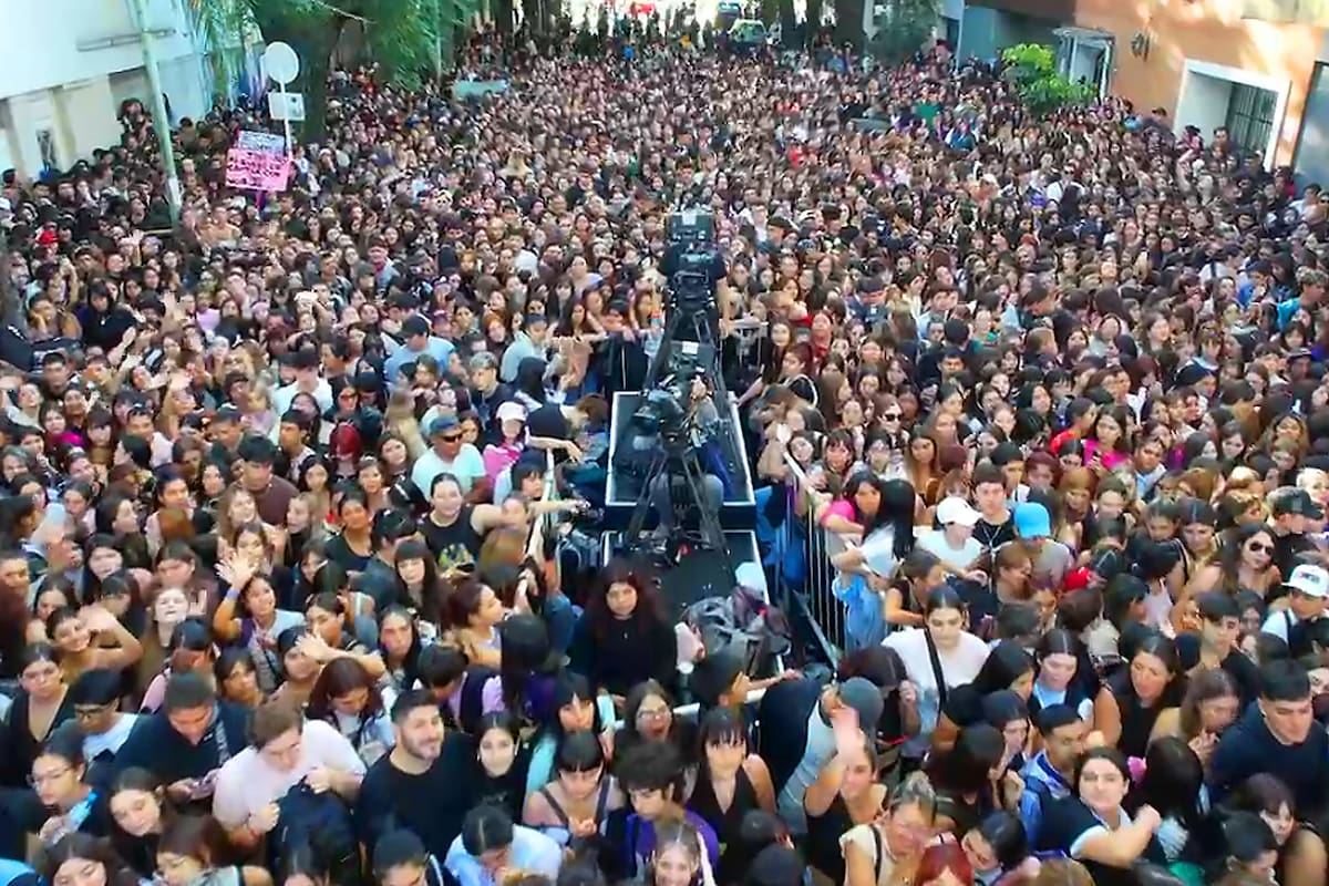 Miles de fans aguardan por el show de Tini