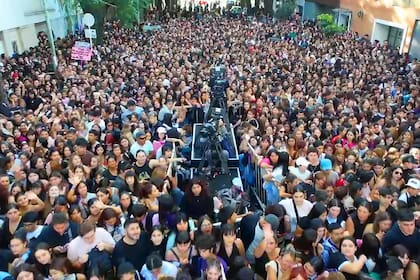 Miles de fans aguardan por el show de Tini