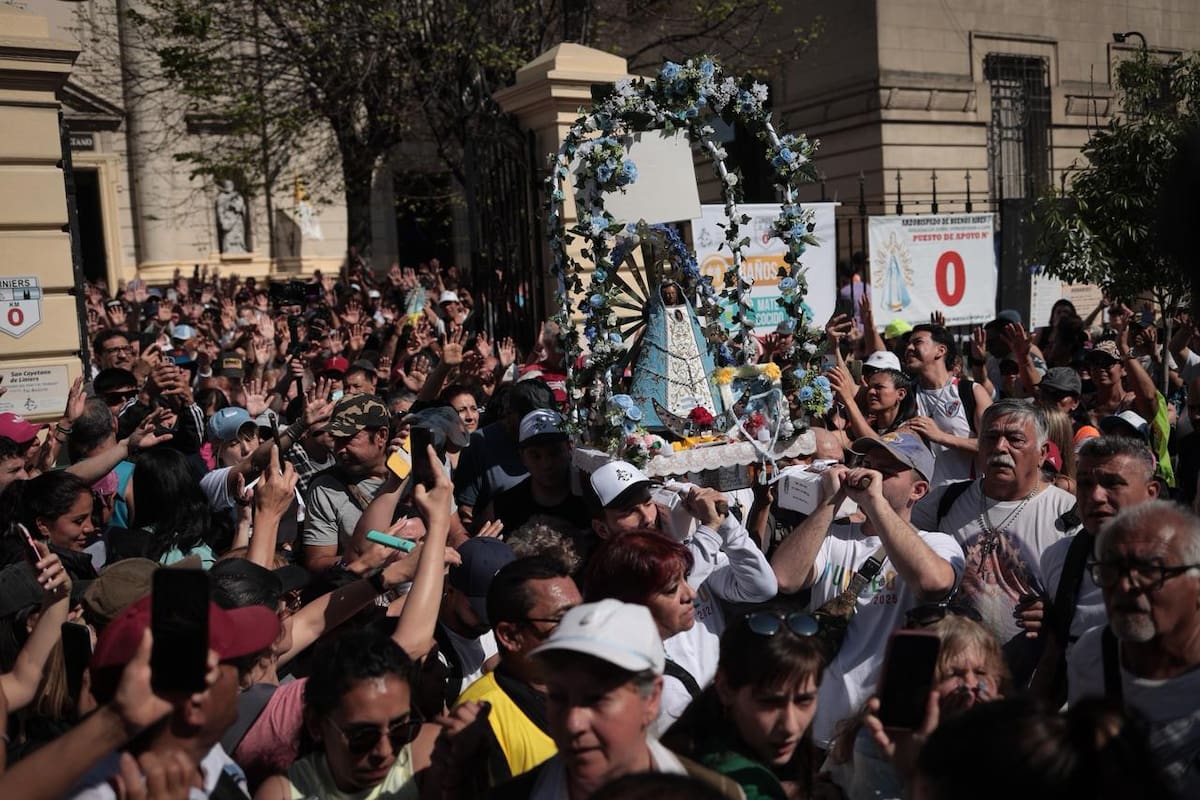 Miles de fieles acompañan la imagen de la Virgen de Luján frente al santuario de San Cayetano, en Liniers, al inicio de la 51ª Peregrinación Juvenil a pie hacia la Basílica
