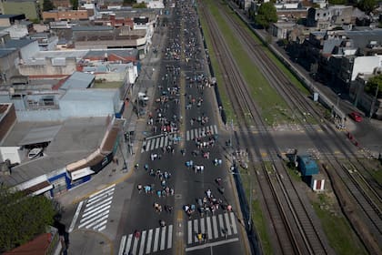 Miles de fieles forman parte de la peregrinacion a pie a lujan