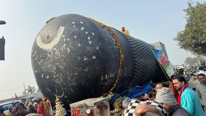 Miles de fieles fueron parte de la colocación del Shiva más grande del mundo