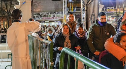 Miles de fieles se congregaron para honrar a San Cayetano en la iglesia de Liniers.