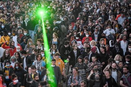 Miles de franceses se reunieron anoche para celebrar la Fiesta de la Música a pesar de las recomendaciones del gobierno de mantener el distanciamiento social por el coronavirus