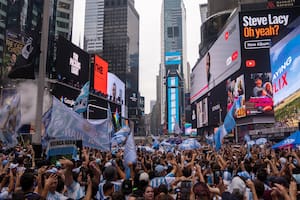 La selección practicó en Nueva Jersey y miles de hinchas desbordan Times Square en el último banderazo