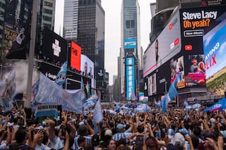 La selección practicó en Nueva Jersey y miles de hinchas desbordan Times Square en el último banderazo