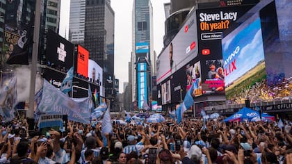 Miles de hinchas argentinos realizaron un banderazo en Times Square, Nueva York