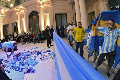 Personalidades del mundo del fútbol, la política y el espectáculo hicieron llegar coronas a la Casa Rosada para despedir a Diego Maradona