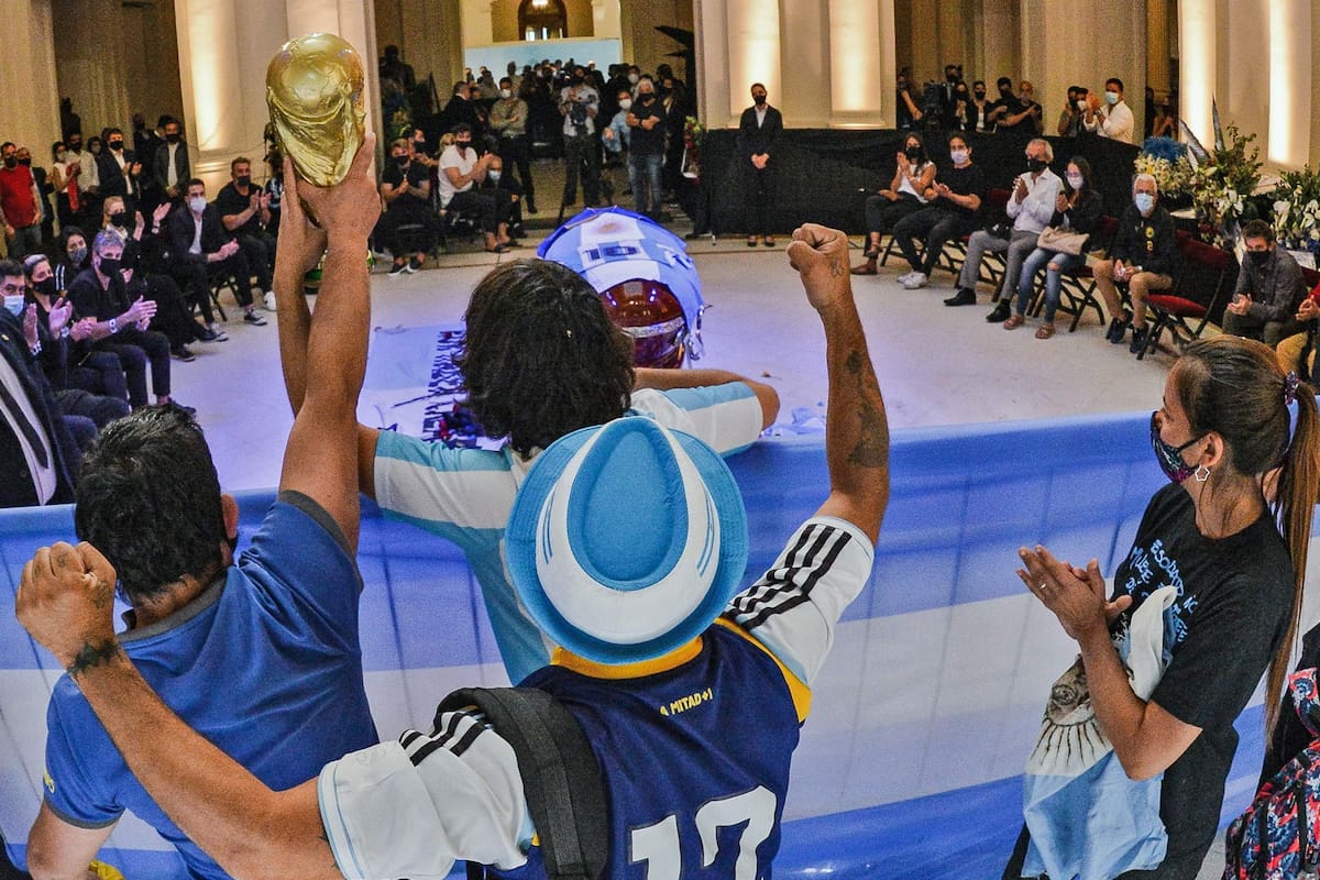 Miles de hinchas despidieron a Diego Maradona en la Rosada