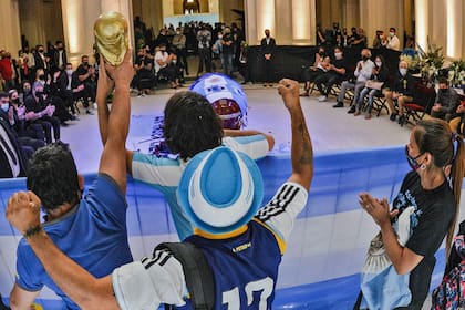 Miles de hinchas despidieron a Diego Maradona en la Rosada