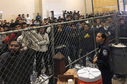 Miles de inmigrantes ilegales que ingresan a Estados Unidos son detenidos por las autoridades